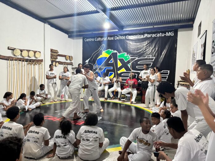 Associação Cultural Axé Dendê planta árvores em Paracatu-MG