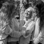 Praça em SP recebe exposição sobre vida urbana em família