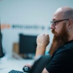 IA executa tarefas e reposiciona papéis em tecnologia