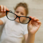 Miopia cresce entre crianças e jovens, diz especialista